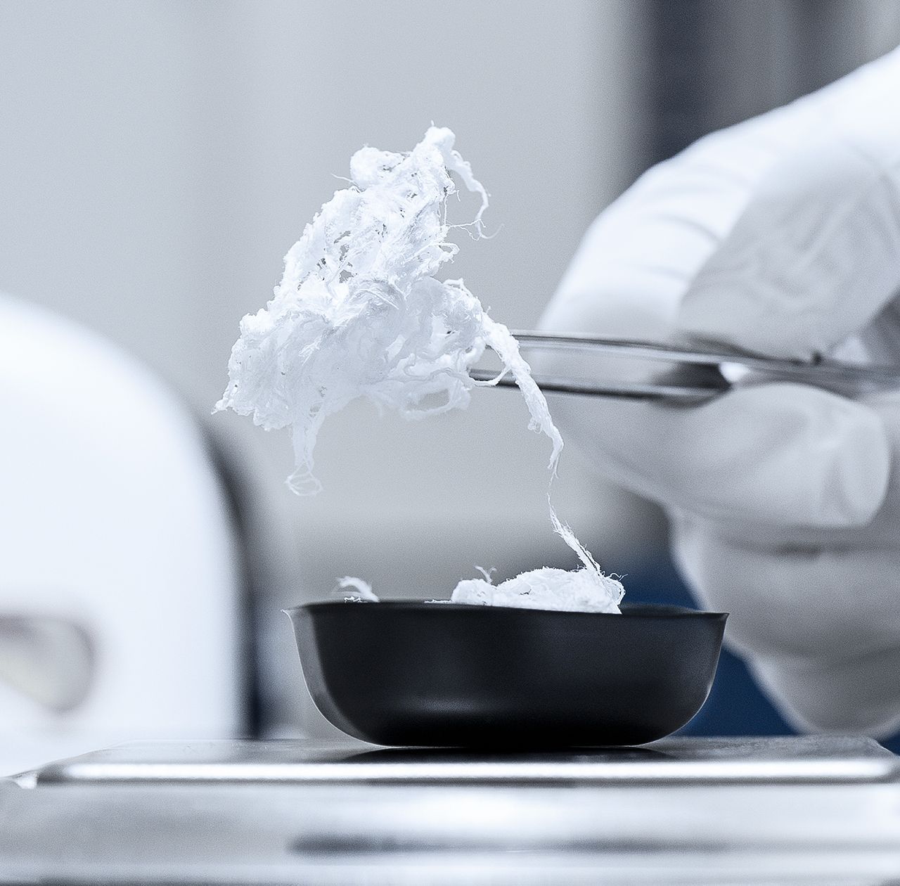 Threads of hyaluronic acid